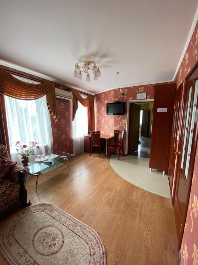 Hotel Золотий Лев Zvenyhorodka Esterno foto